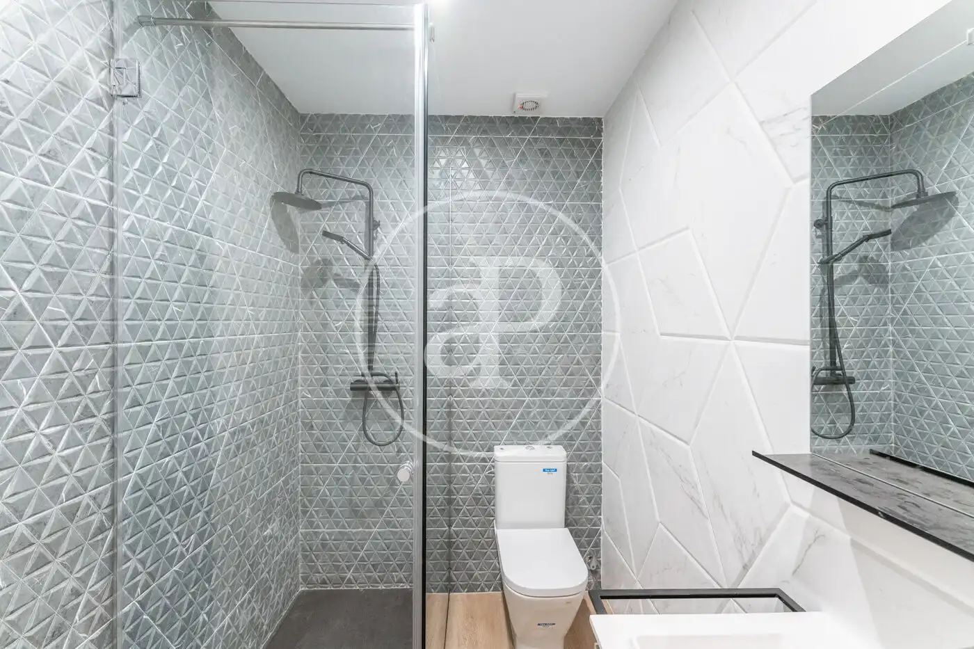 Bathroom of Flat for sale in Madrid  with Air Conditioner, Heating and Storage room