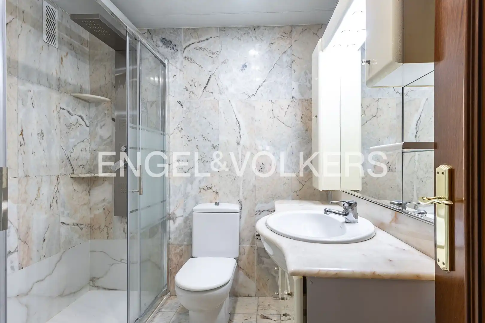 Badezimmer von Wohnung zum Verkauf in Barcelona mit Klimaanlage, Heizung und Parkett