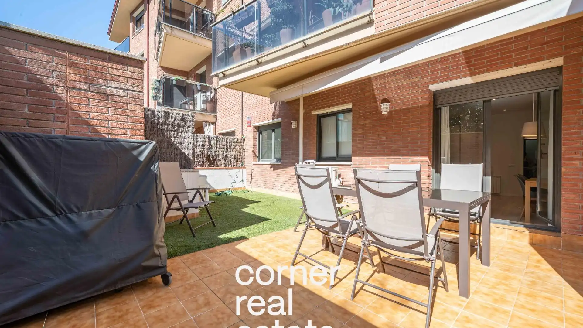 Vista exterior de Planta baixa en venda en Sant Cugat del Vallès amb Parquet, Terrassa i Traster