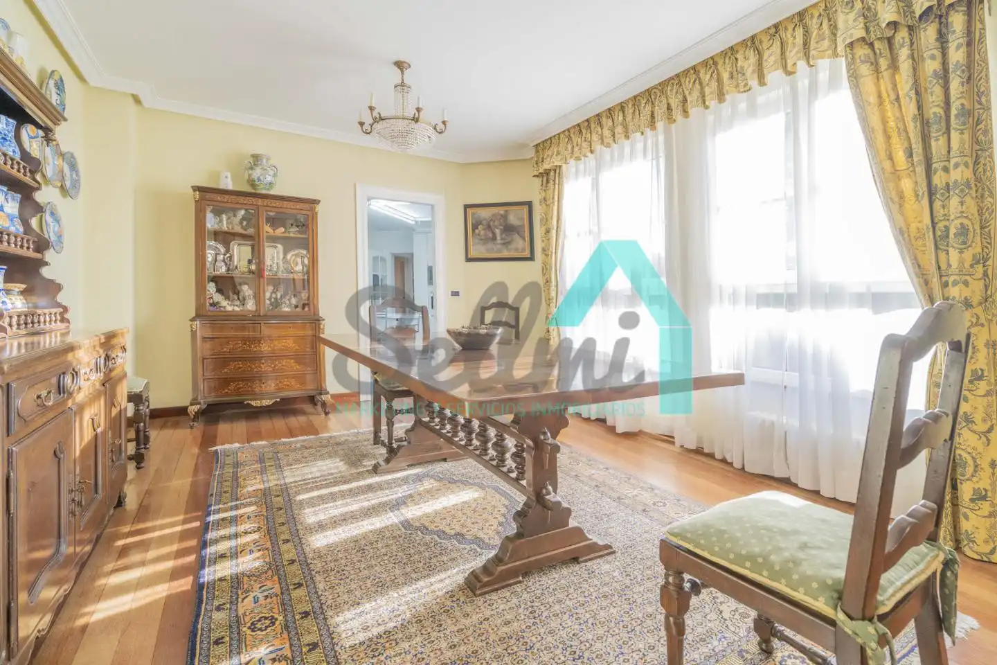 Menjador de Casa o xalet en venda en Oviedo  amb Calefacció, Jardí privat i Parquet