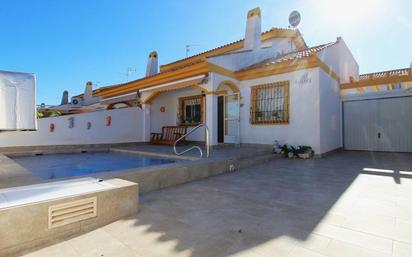 Vista exterior de Casa o xalet en venda en Pilar de la Horadada amb Calefacció, Jardí privat i Terrassa