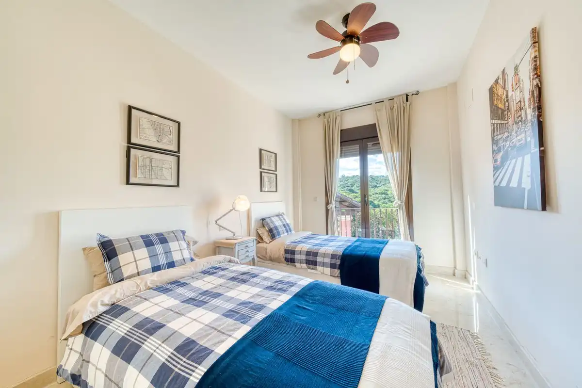 Schlafzimmer von Einfamilien-Reihenhaus zum Verkauf in Estepona mit Klimaanlage, Terrasse und Alarm