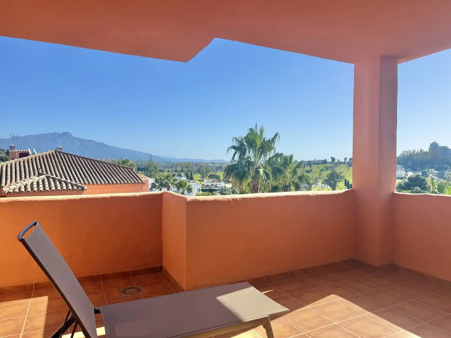 Außenansicht von Dachboden zum Verkauf in Benahavís mit Klimaanlage, Terrasse und Möbliert