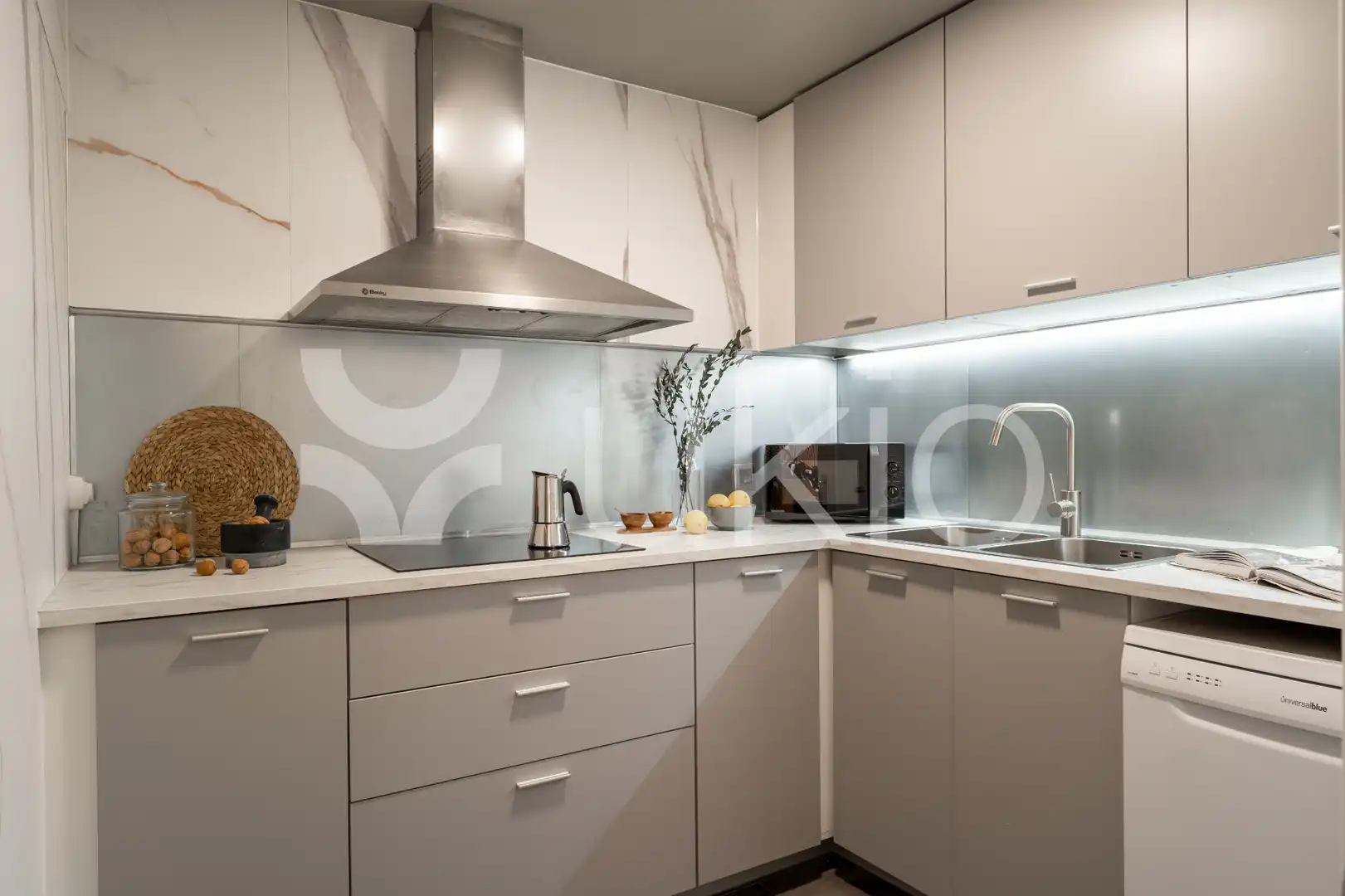 Cuina de Apartament de lloguer en Madrid amb Aire condicionat, Calefacció i Moblat