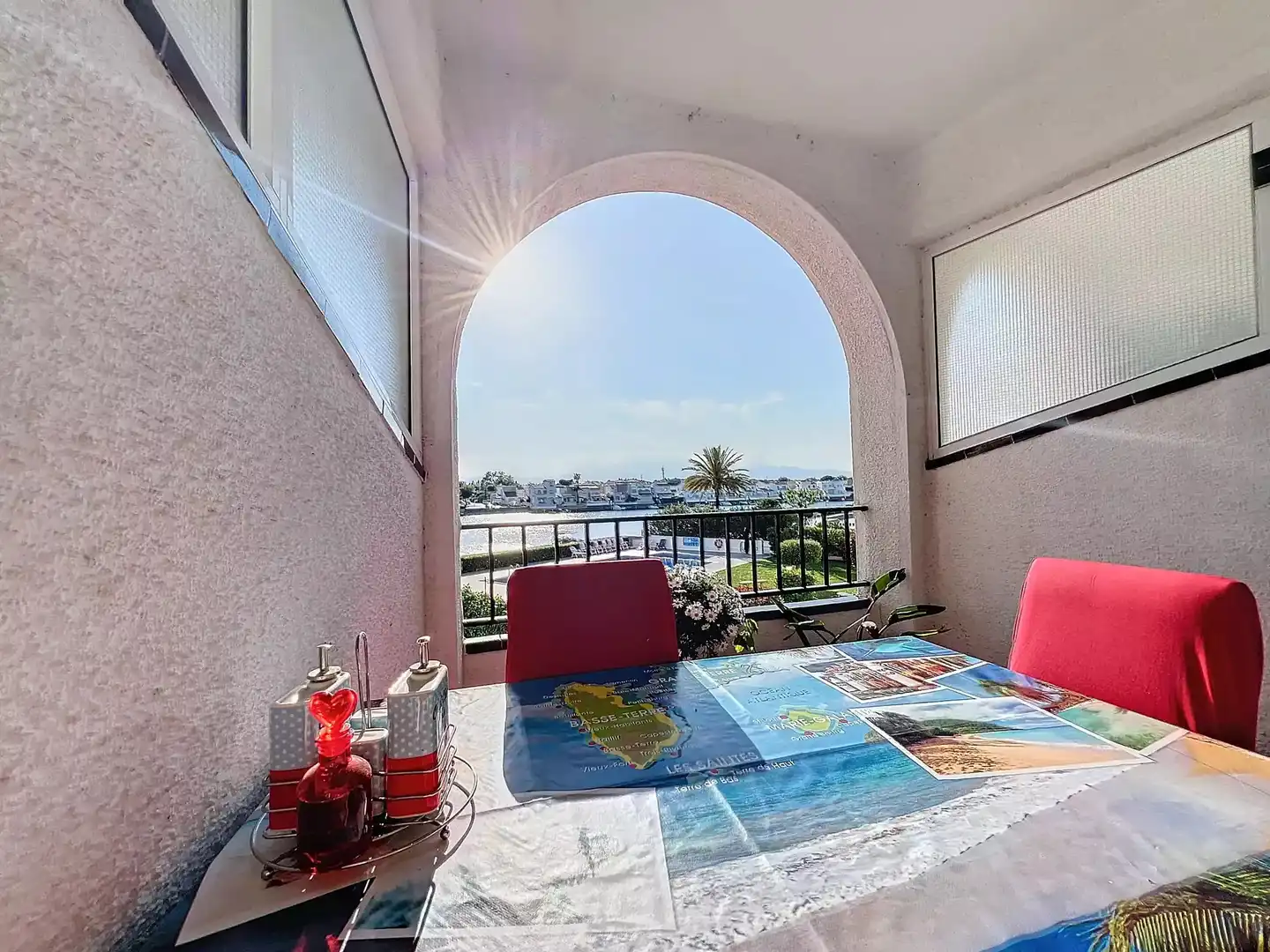 Terrasse von Wohnungen zum Verkauf in Empuriabrava mit Klimaanlage, Terrasse und Möbliert