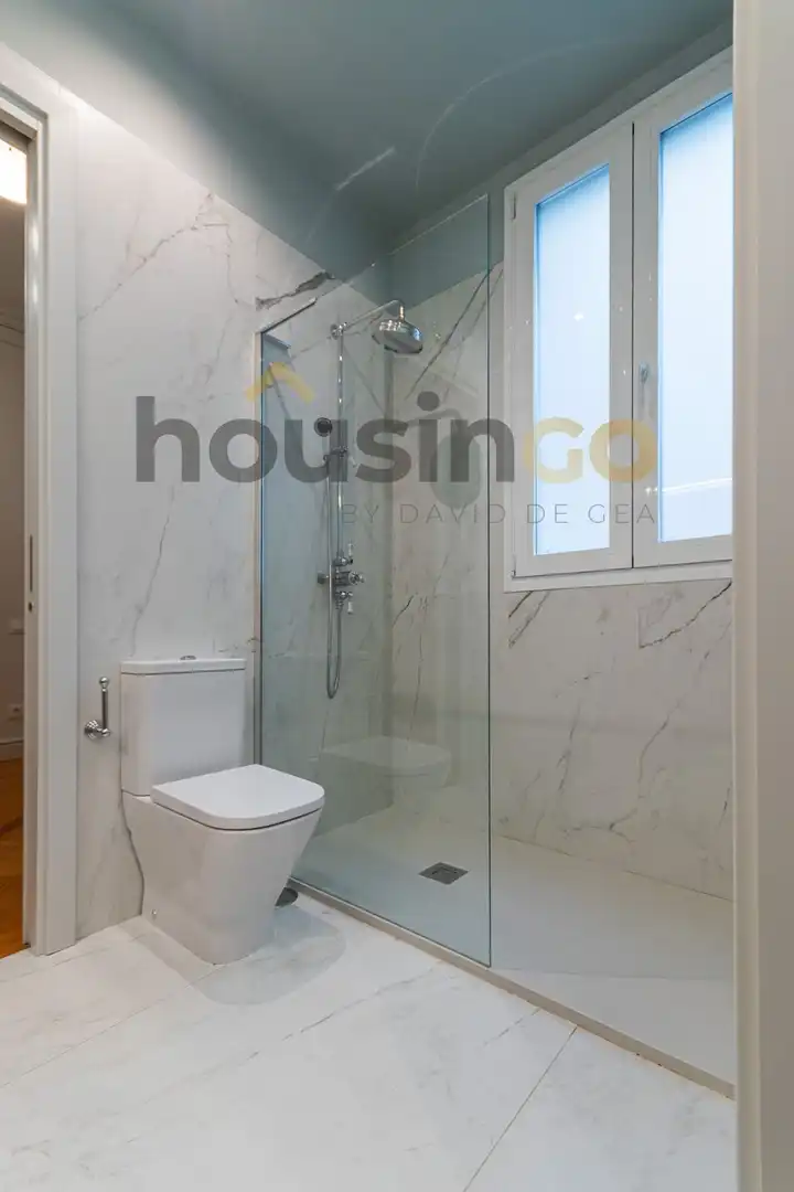 Bathroom of Flat for rent in Madrid  with Air Conditioner, Heating and Terrace