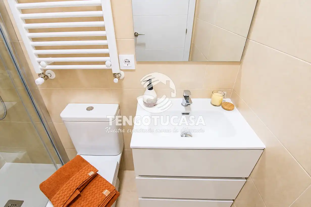 Badezimmer von Wohnung zum Verkauf in Madrid mit Klimaanlage, Möbliert und Ofen