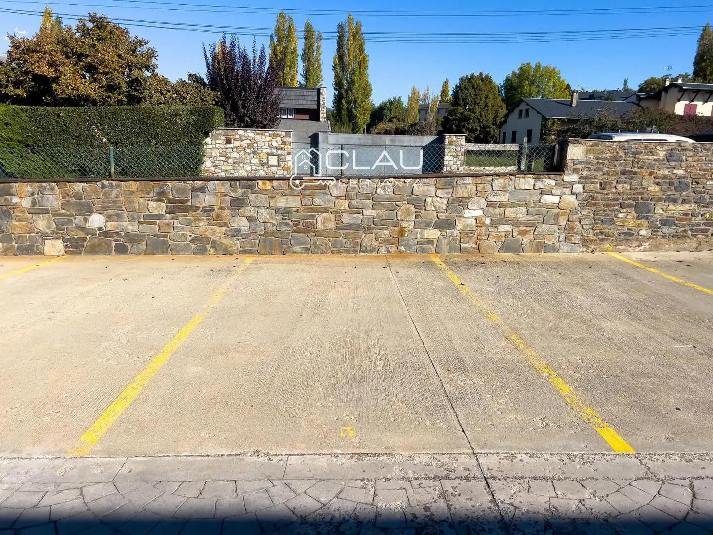 Parking of Detached homes for rent in Osséja  with Heating, Private garden and Parquet flooring