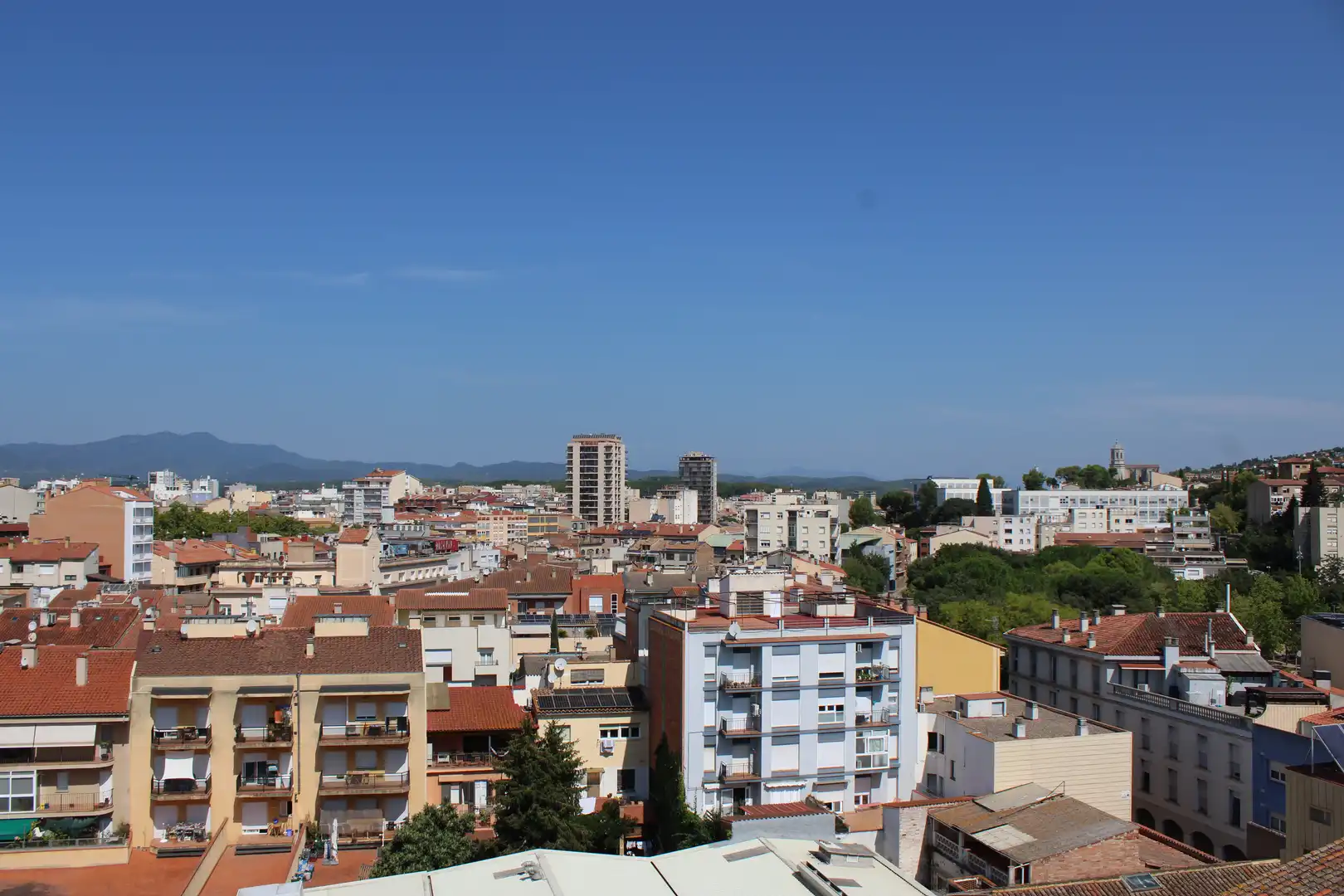 Außenansicht von Dachboden zur Miete in Girona mit Heizung, Terrasse und Balkon