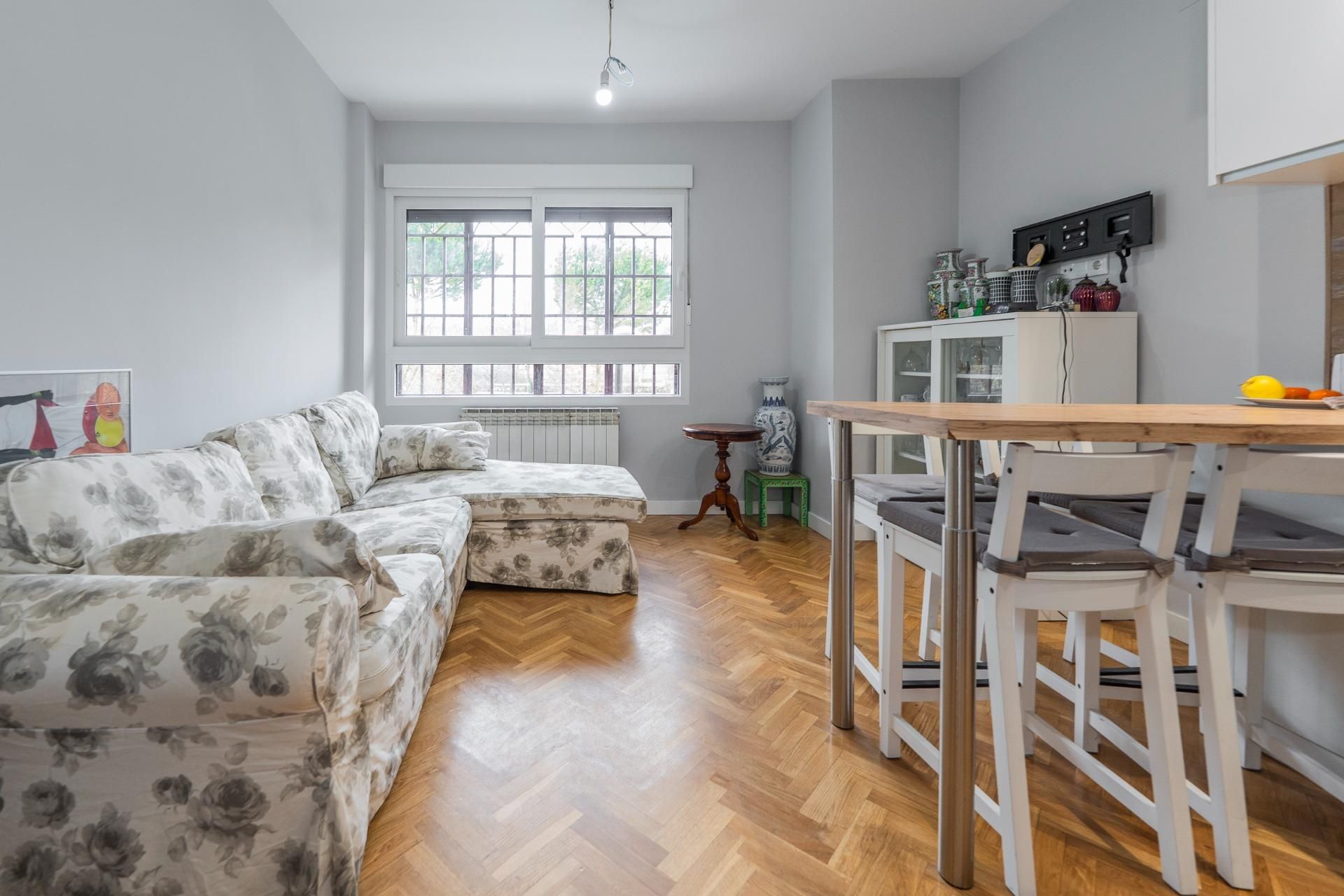 Living room of Flat for sale in San Sebastián de los Reyes  with Air Conditioner, Heating and Parquet flooring