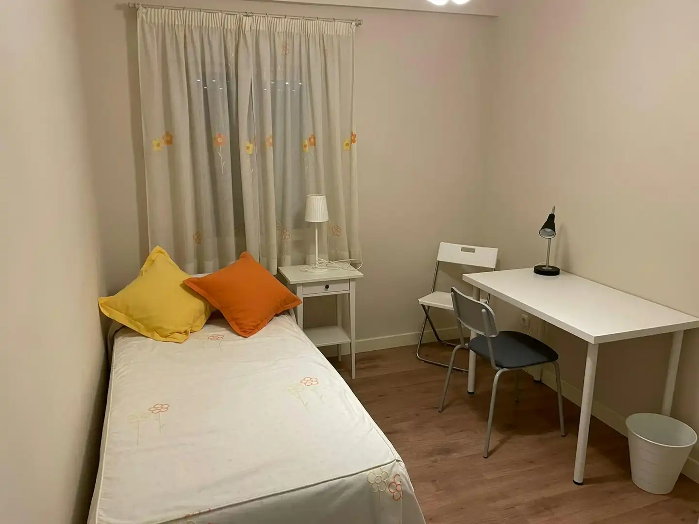 Bedroom of Flat for share in  Sevilla Capital  with Air Conditioner, Furnished and Washing machine