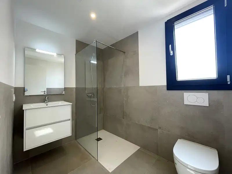 Badezimmer von Haus oder Chalet zum Verkauf in Llucmajor mit Klimaanlage, Privatgarten und Terrasse