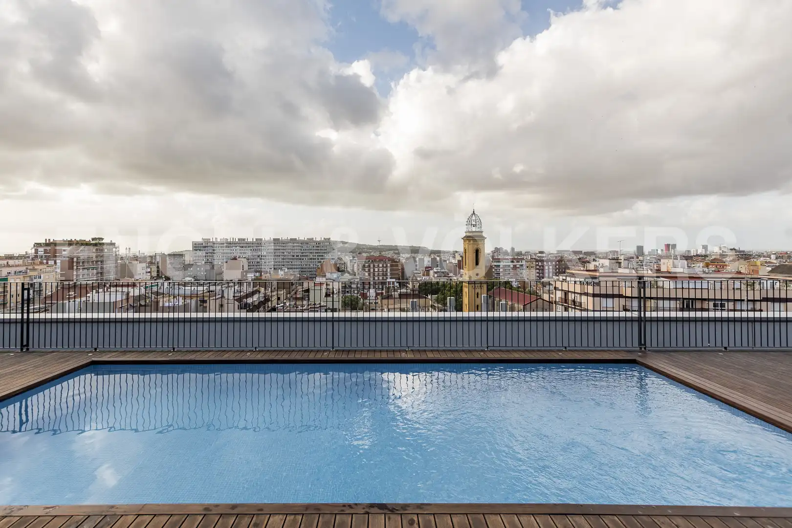 Schwimmbecken von Dachboden zum Verkauf in Barcelona mit Klimaanlage, Heizung und Parkett