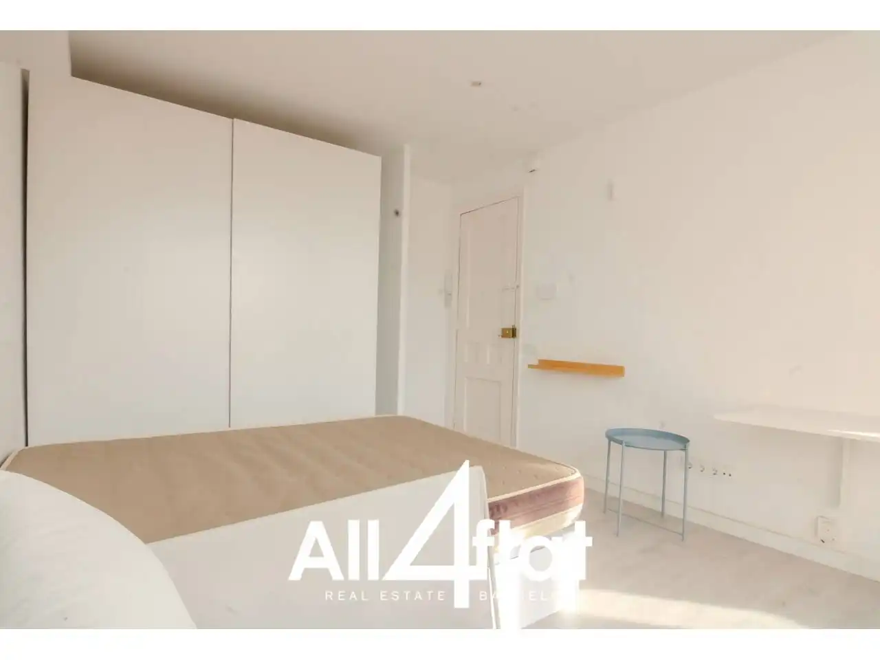 Schlafzimmer von Dachboden zur Miete in Barcelona mit Klimaanlage, Heizung und Parkett