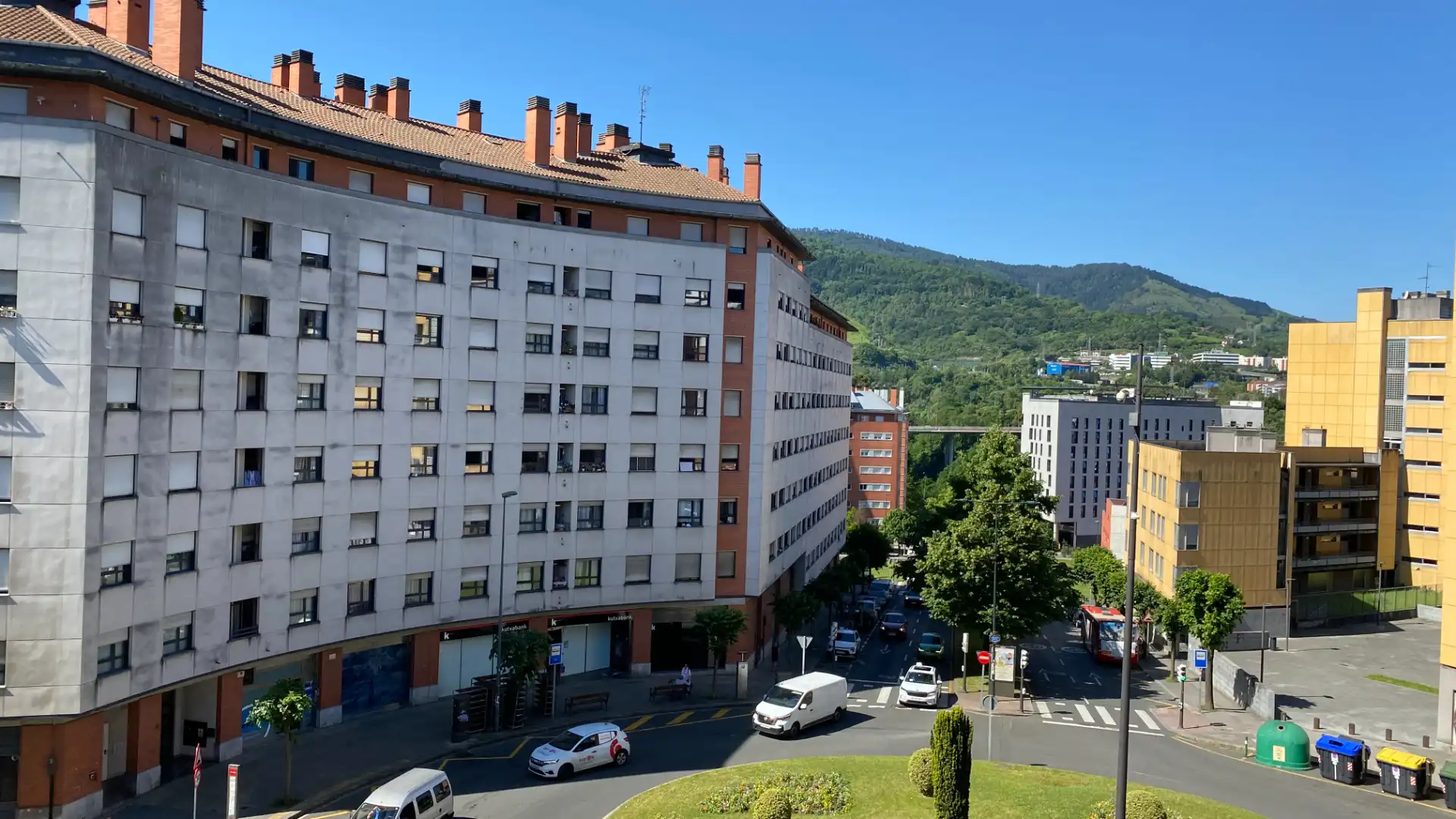 Vista exterior de Pis en venda en Bilbao  amb Calefacció, Moblat i Balcó