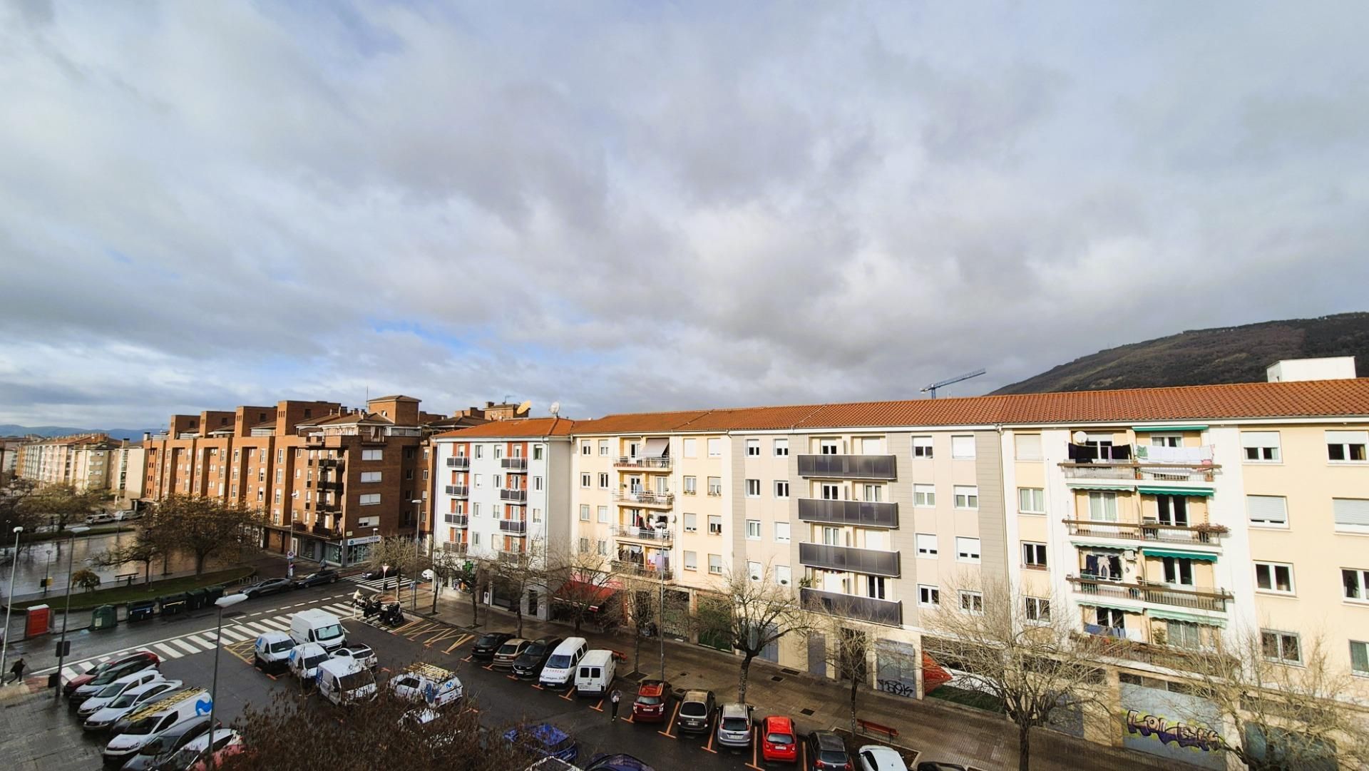 Vista exterior de Pis en venda en  Pamplona / Iruña amb Calefacció, Terrassa i Balcó