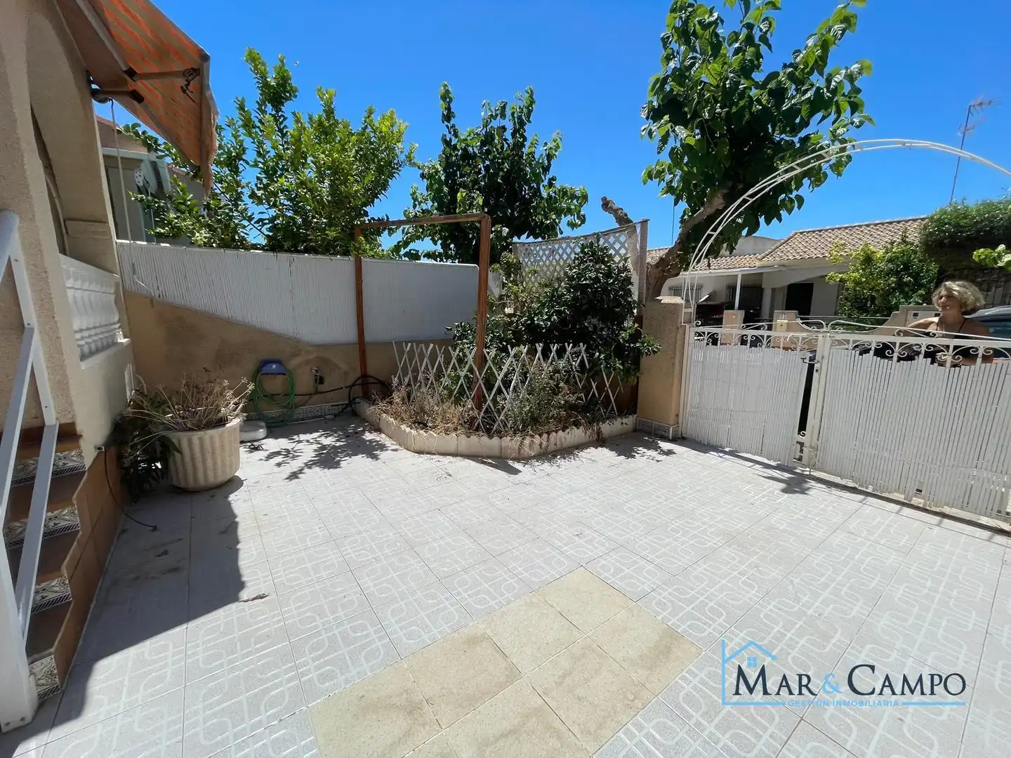Terrassa de Casa adosada en venda en Los Alcázares amb Aire condicionat, Jardí privat i Moblat