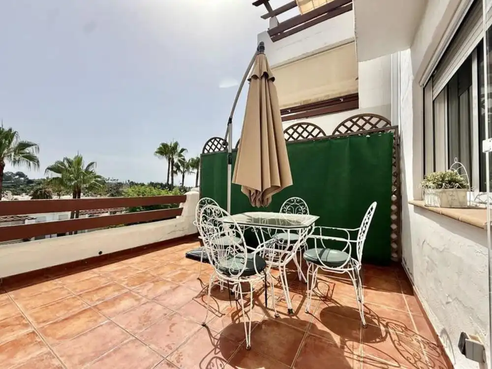 Terrasse von Erdgeschoss zur Miete in Estepona mit Klimaanlage, Terrasse und Schwimmbad