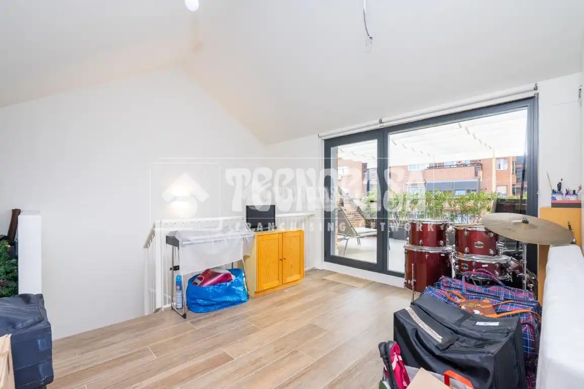 Habitación de Casa adosada en venta en Colmenar Viejo con Aire acondicionado, Calefacción y Jardín privado
