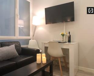 Living room of Flat to rent in  Madrid Capital  with Air Conditioner, Heating and Balcony