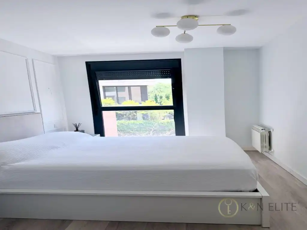 Schlafzimmer von Wohnung zur Miete in La Moraleja mit Schwimmbad