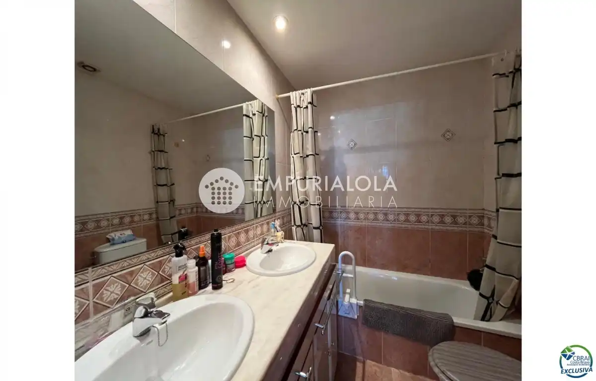 Bathroom of Apartments for sale in Figueres