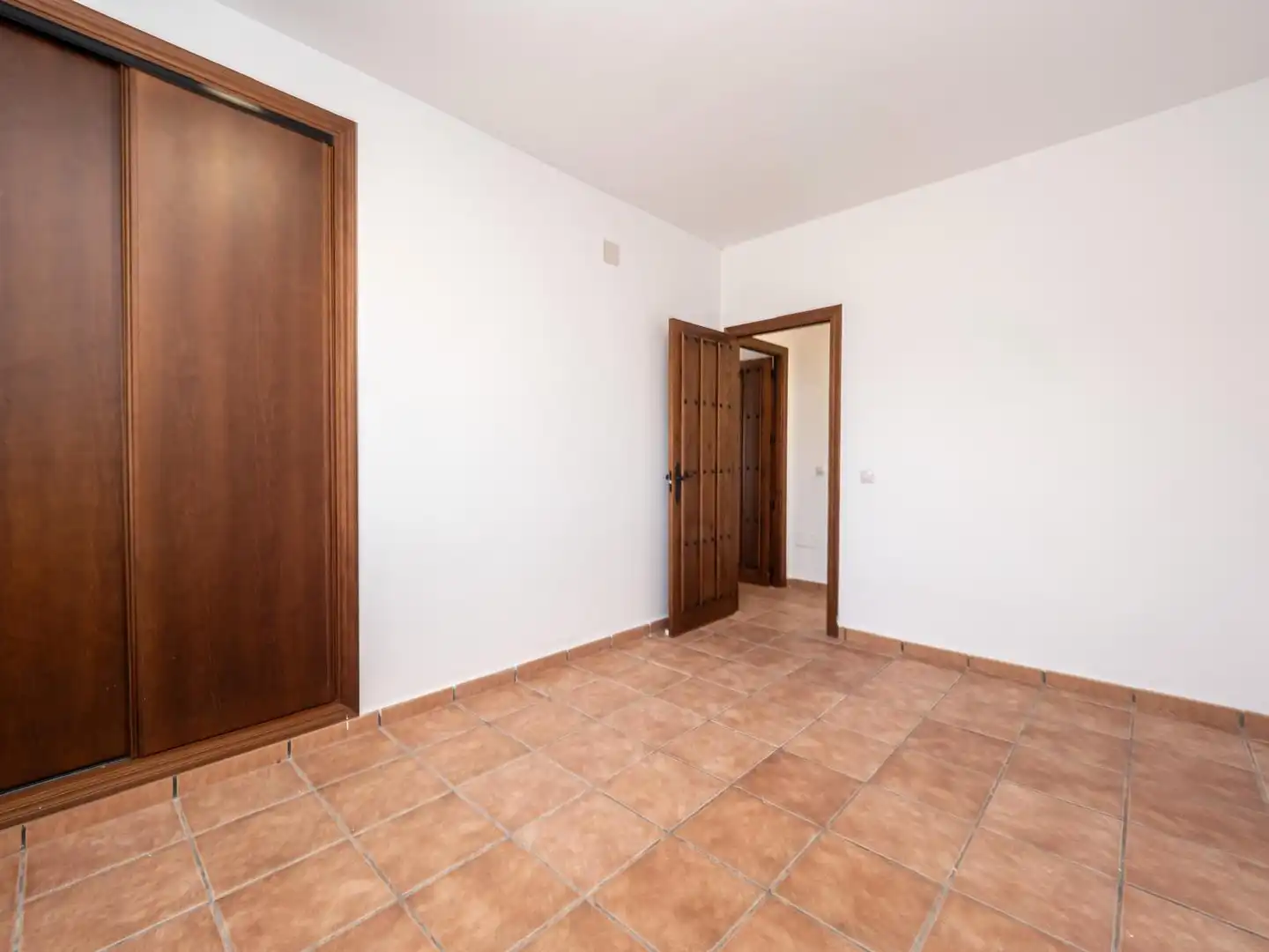 Finca rústica en venta en Viñuela con Terraza, Piscina y Alarma