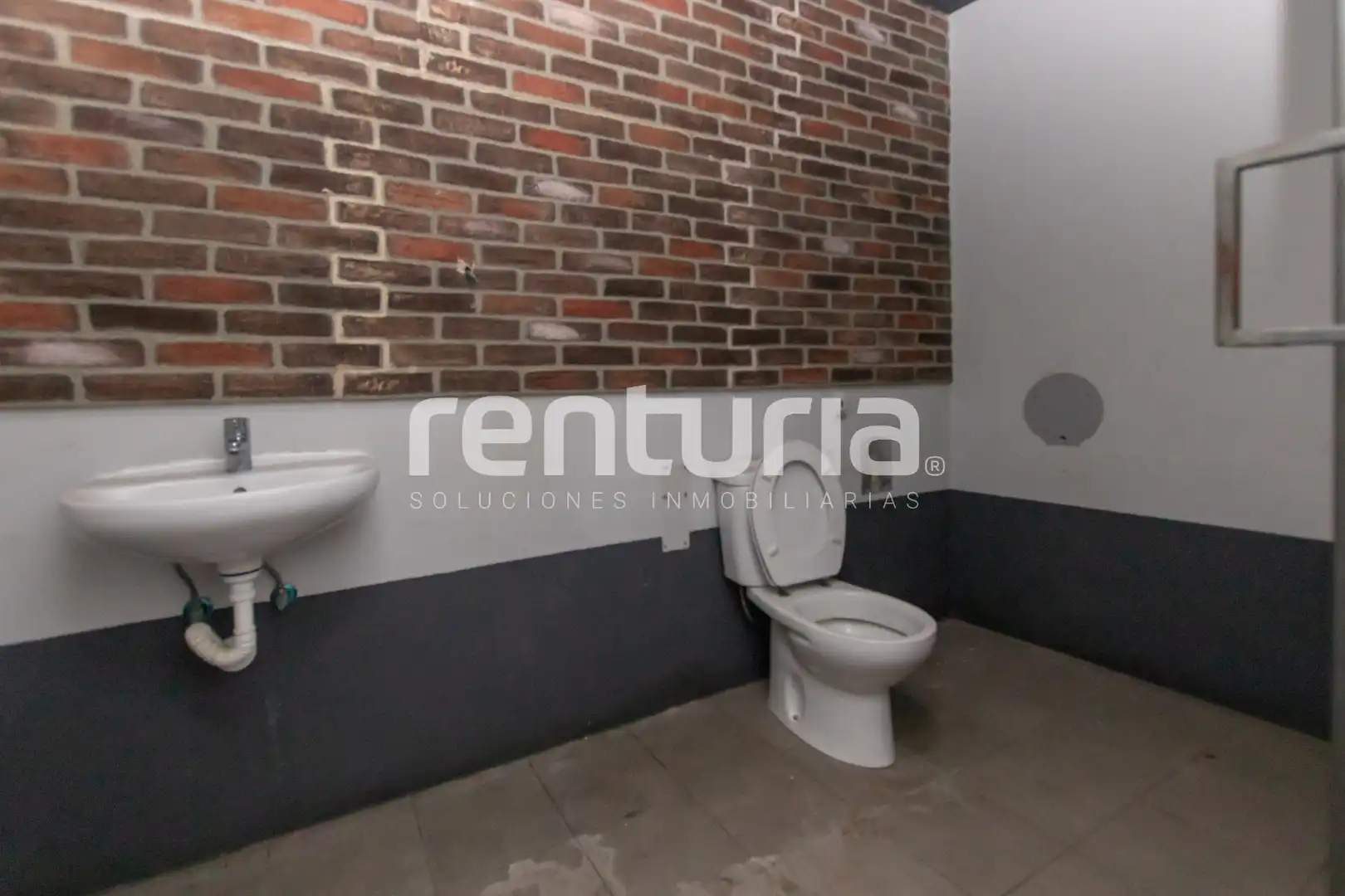 Bathroom of Commercial properties for rent in Valencia  with Air Conditioner