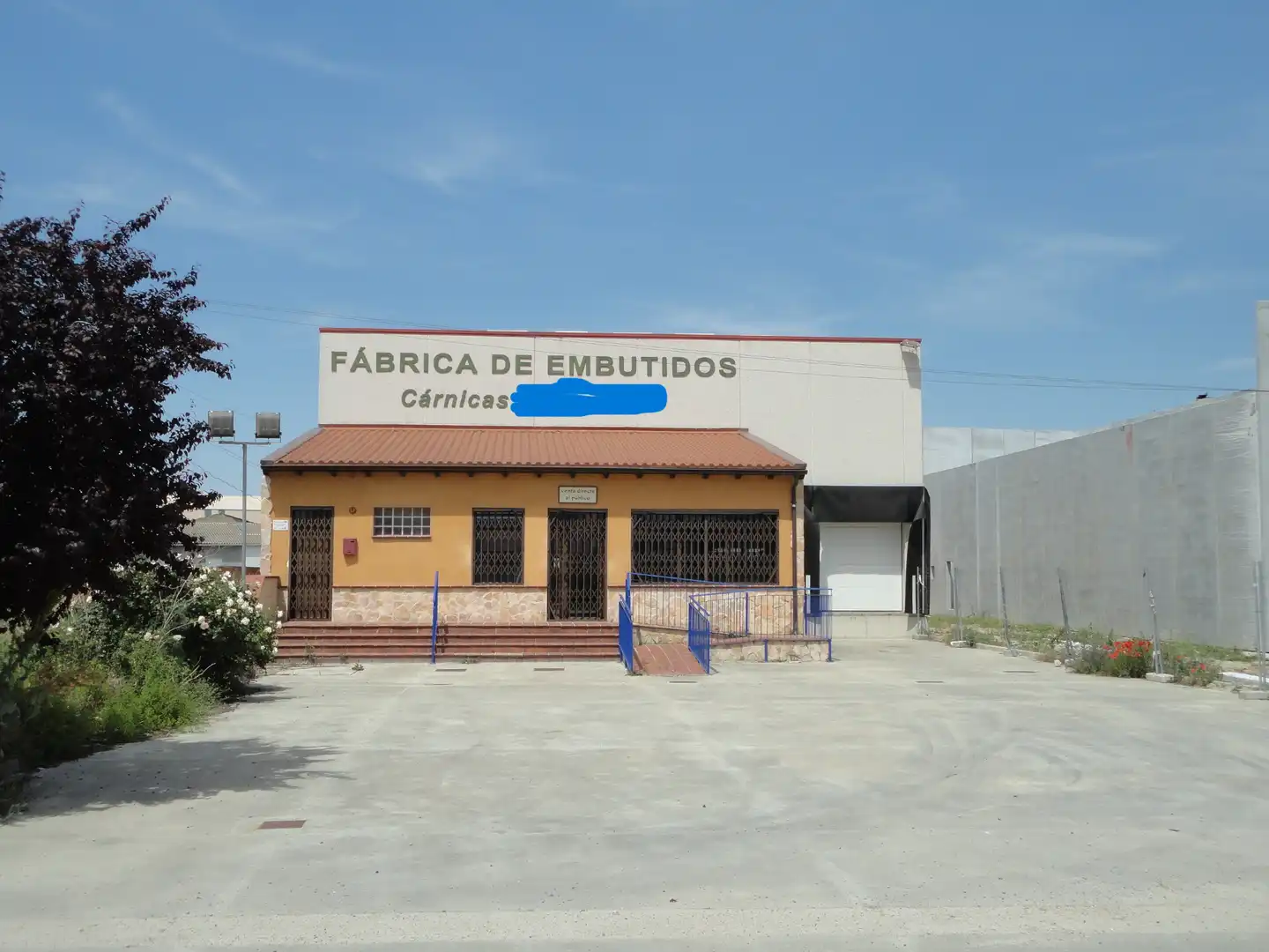 Vista exterior de Nau industrial en venda en Guijuelo amb Calefacció i Alarma