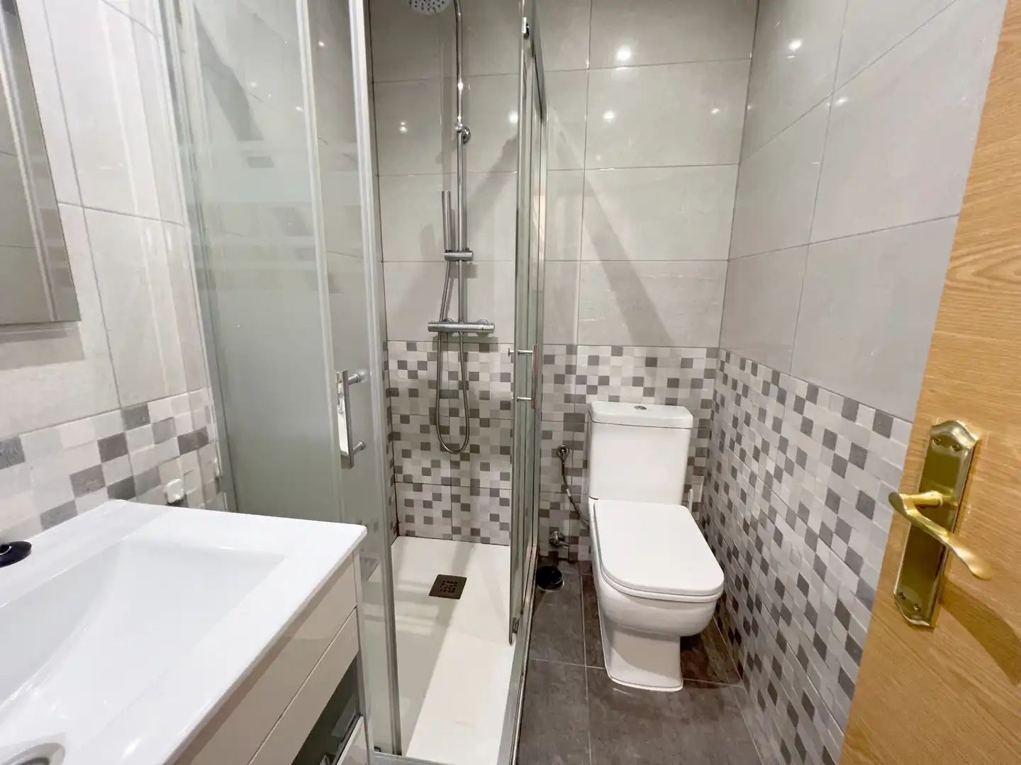 Badezimmer von Wohnungen zur Miete in Leganés mit Heizung, Möbliert und Waschmaschine