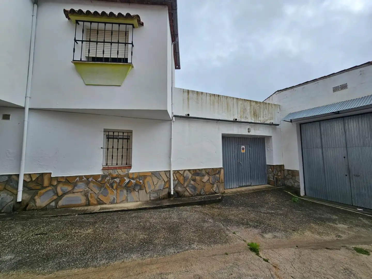 Vista exterior de Casa o xalet en venda en Cortes de la Frontera amb Terrassa