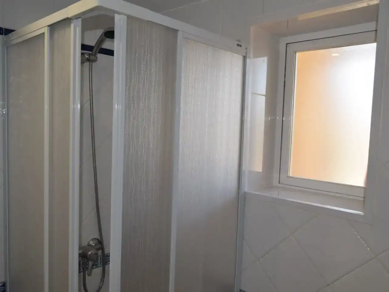 Badezimmer von Wohnung zur Miete in Benalmádena mit Klimaanlage und Schwimmbad