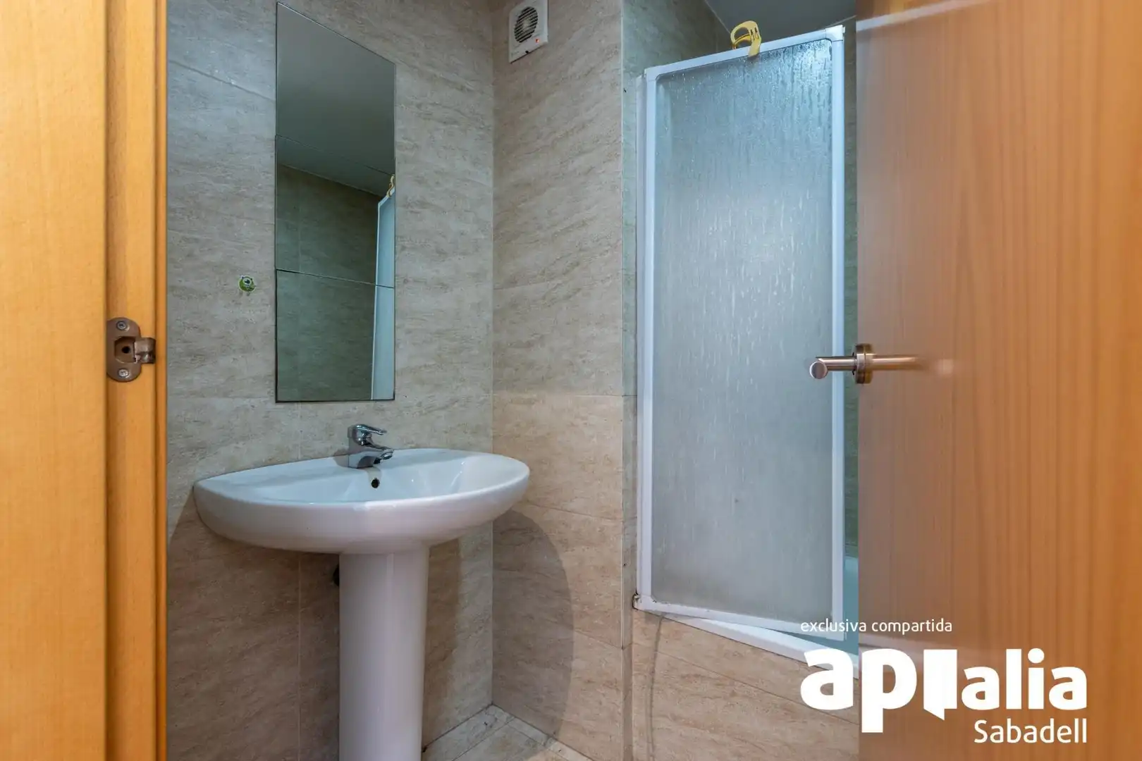 Bathroom of Houses for sale in Sabadell  with Air Conditioner, Heating and Parquet flooring