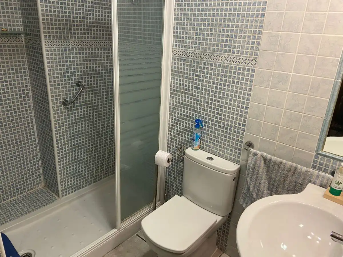Badezimmer von Einfamilien-Reihenhaus zum Verkauf in Albacete mit Klimaanlage, Heizung und Parkett