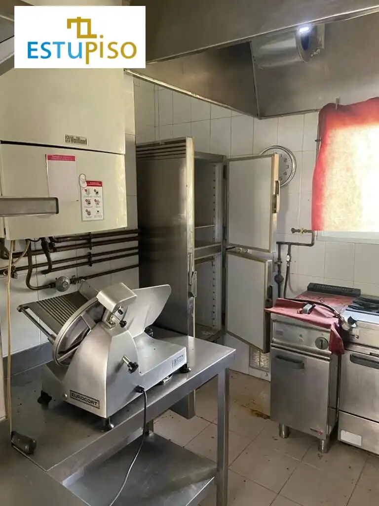 Küche von Geschaftsraum zum Verkauf in Matallana de Torío mit Möbliert