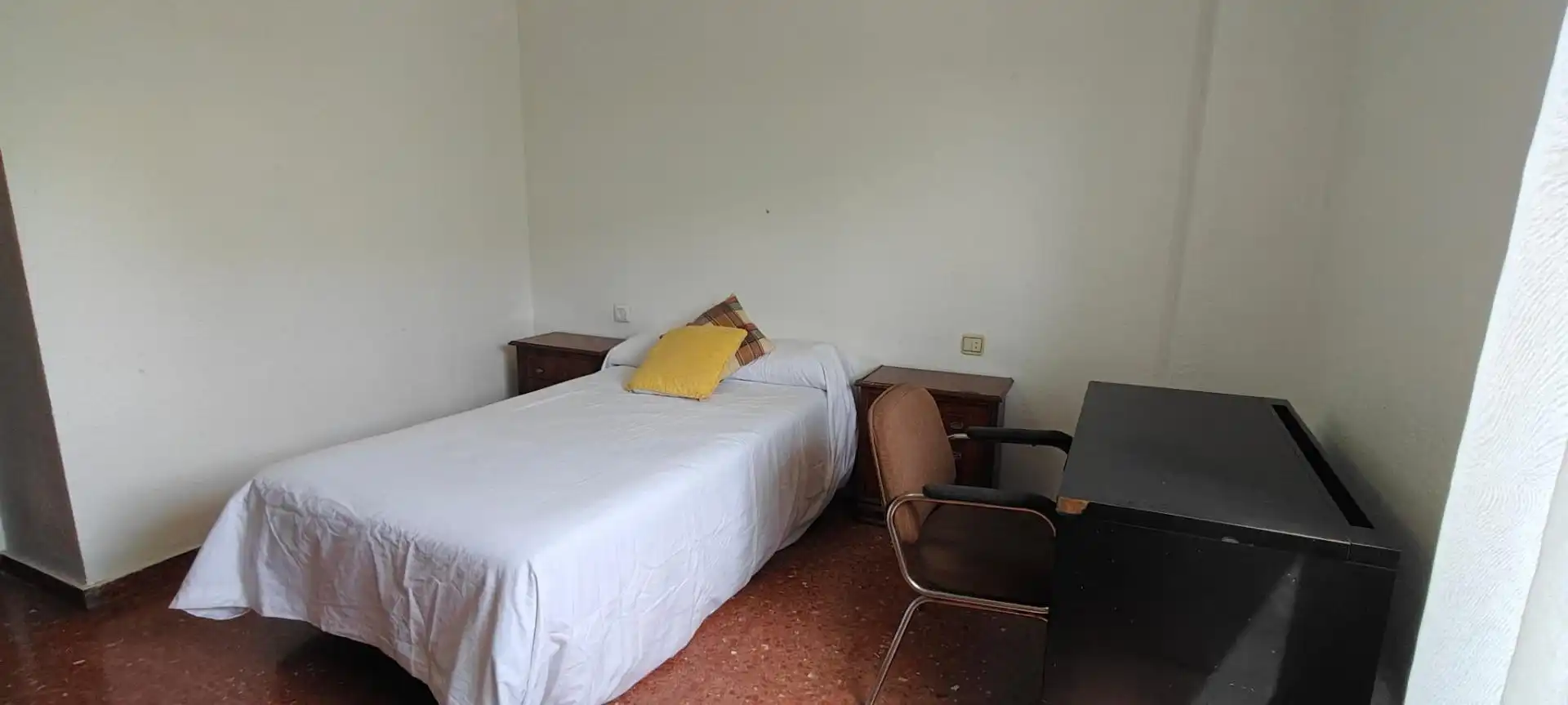 Dormitori de Pis de lloguer en Granada amb Aire condicionat, Moblat i Balcó