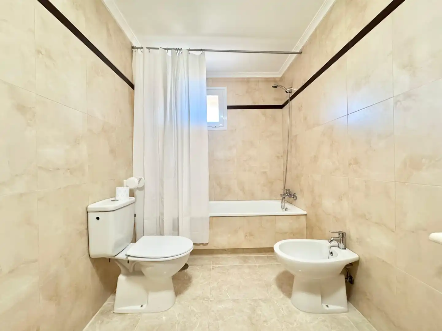 Baño de Apartamento de alquiler en Orihuela con Aire acondicionado, Piscina y Amueblado
