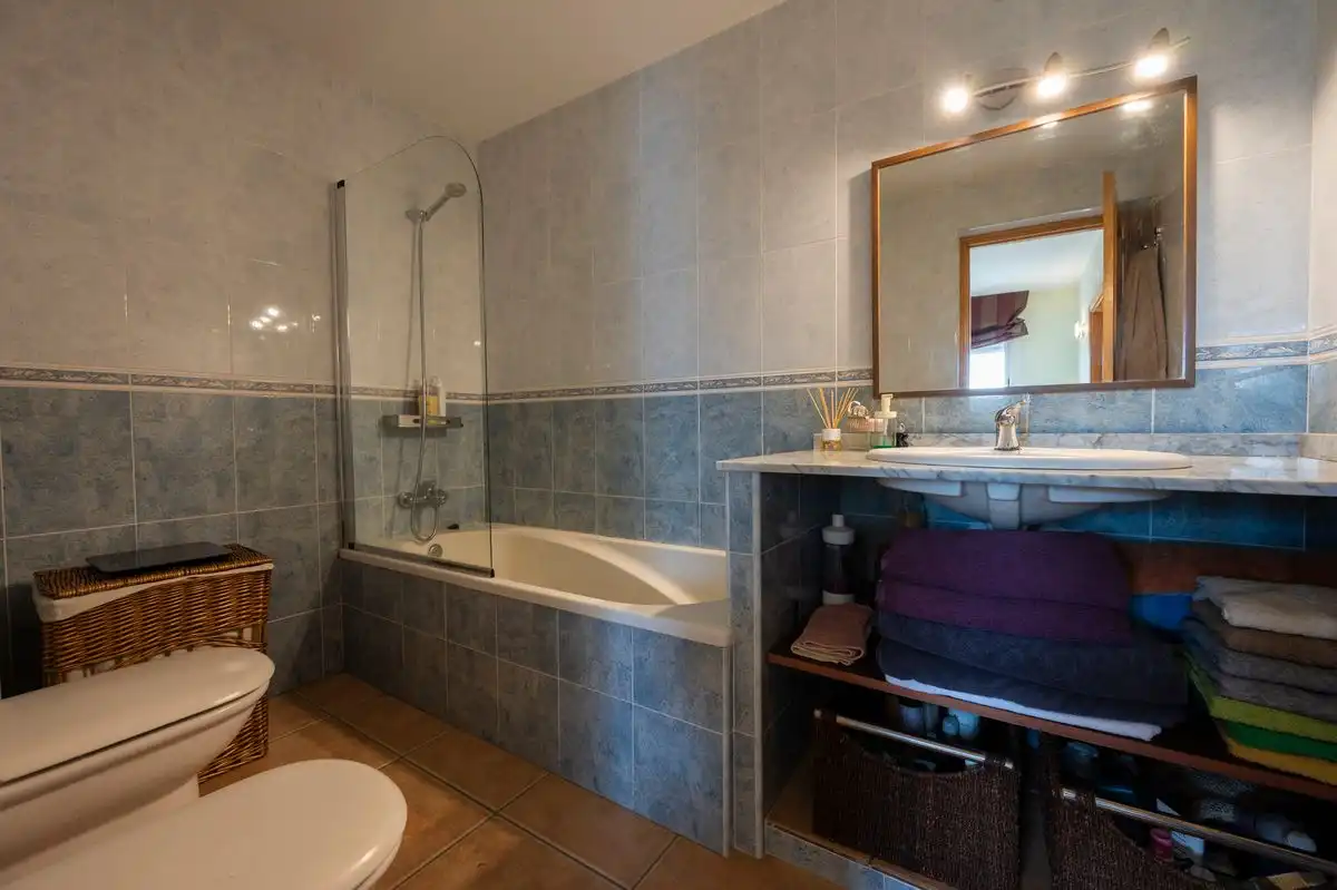 Baño de Casa adosada en venta en Sant Antoni de Portmany con Aire acondicionado, Calefacción y Jardín privado
