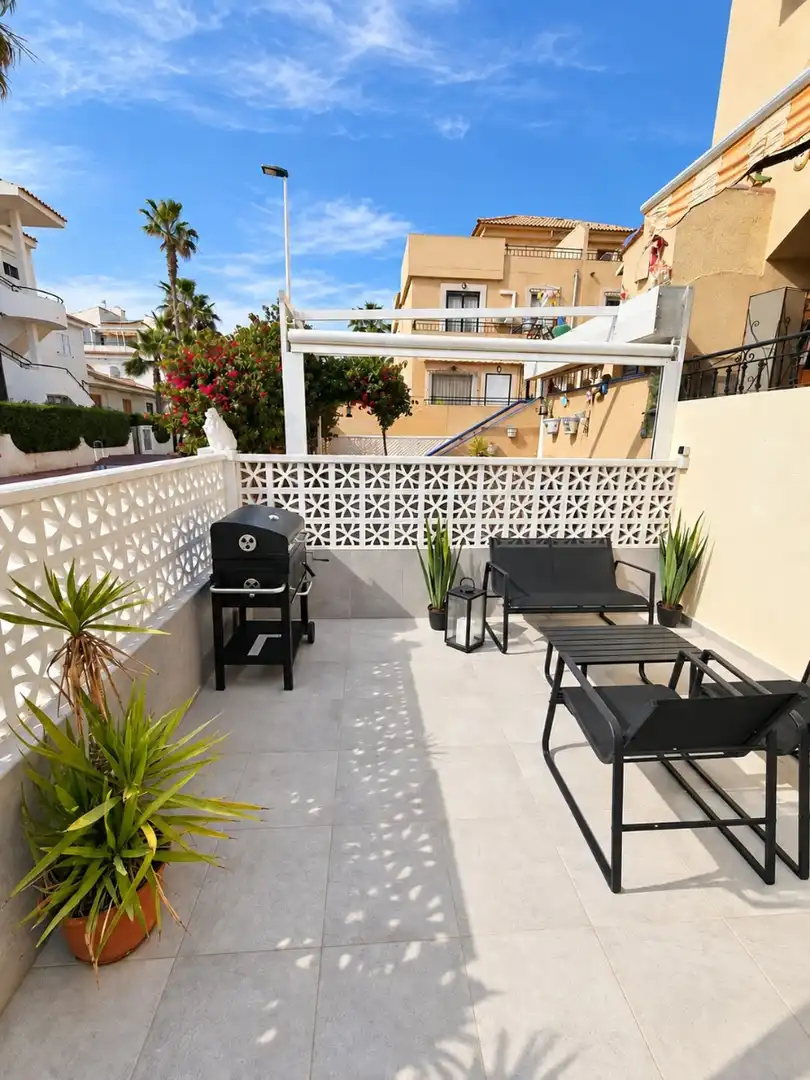 Apartment with pool to rent in Nueva Torrevieja - Aguas Nuevas, imagen 2