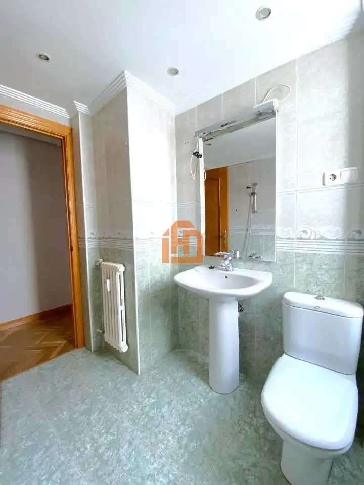 Baño de Piso en venta en León Capital  con Calefacción, Parquet y Terraza