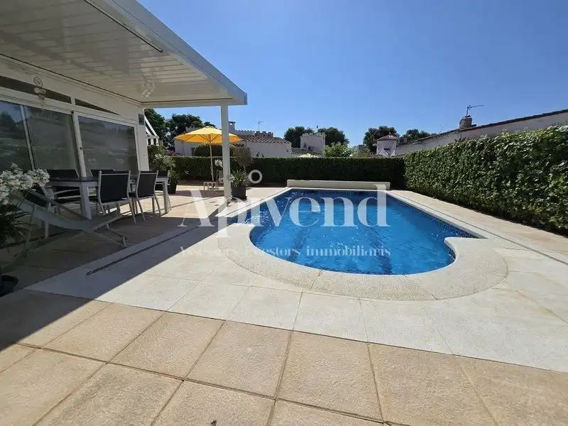 Villa avec piscine à vendre à Montseny