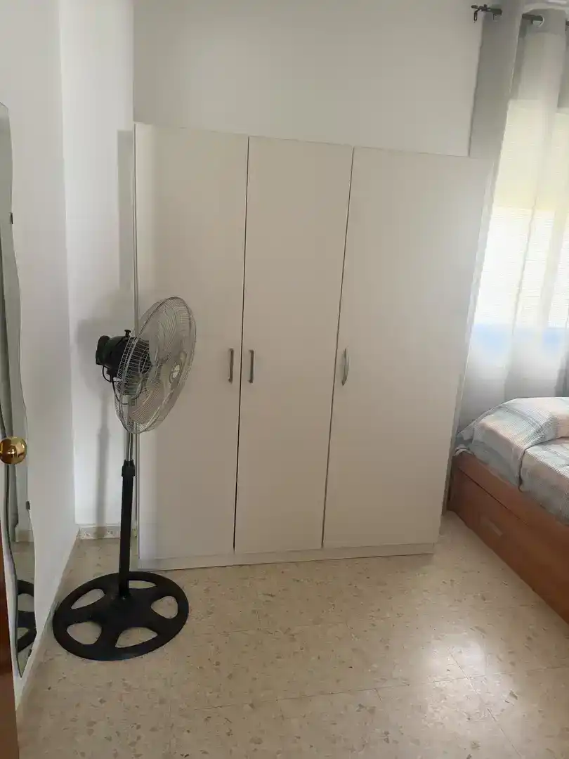 Dormitori de Pis de lloguer en Dos Hermanas amb Aire condicionat i Moblat