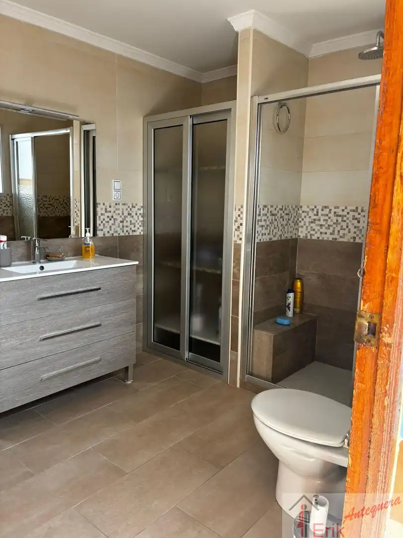 Baño de Piso para compartir en Antequera