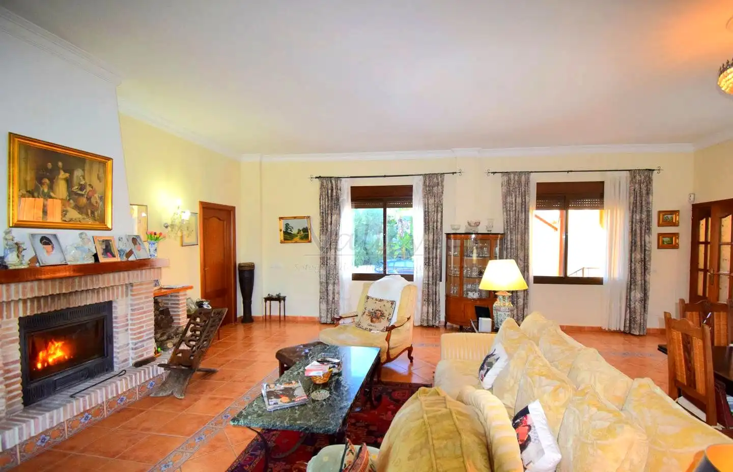 Sala d'estar de Finca rústica en venda en Estepona amb Jardí privat, Terrassa i Traster