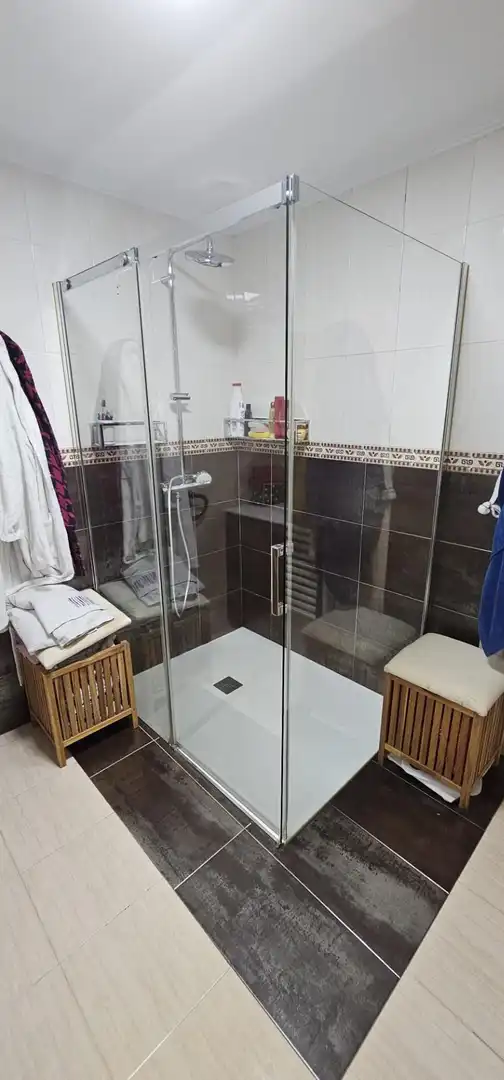Badezimmer von Einfamilien-Reihenhaus zum Verkauf in Villaquilambre mit Heizung, Privatgarten und Parkett