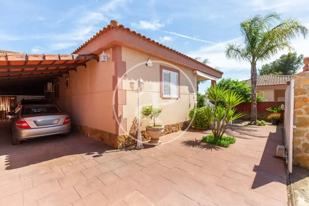 Vista exterior de Casa o xalet en venda en Náquera amb Aire condicionat, Calefacció i Jardí privat
