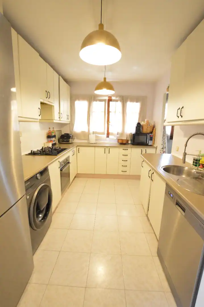 Cocina de Casa adosada en venta en Pozuelo de Alarcón con Aire acondicionado, Calefacción y Jardín privado