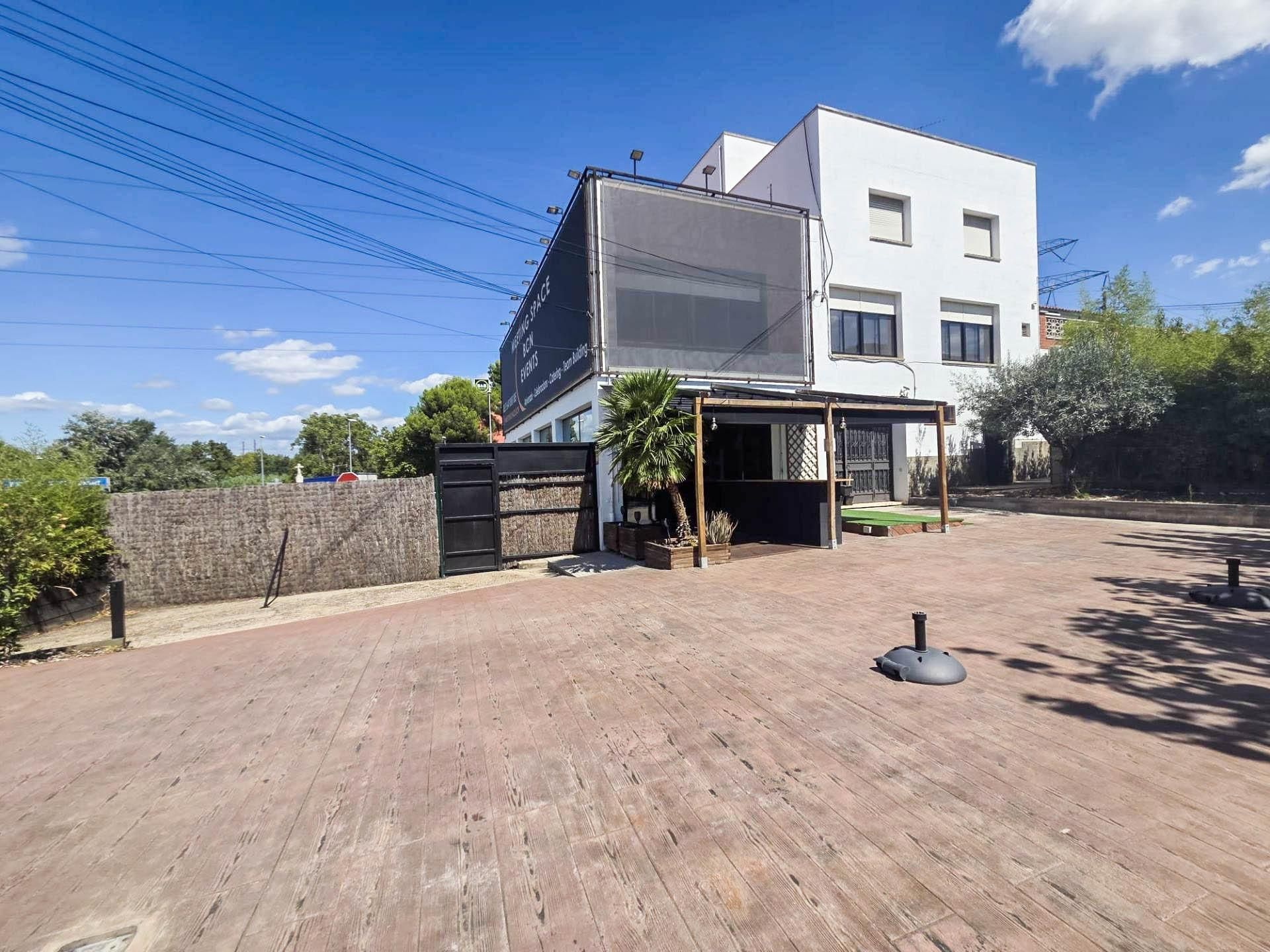 Vista exterior de Edifici en venda en Rubí