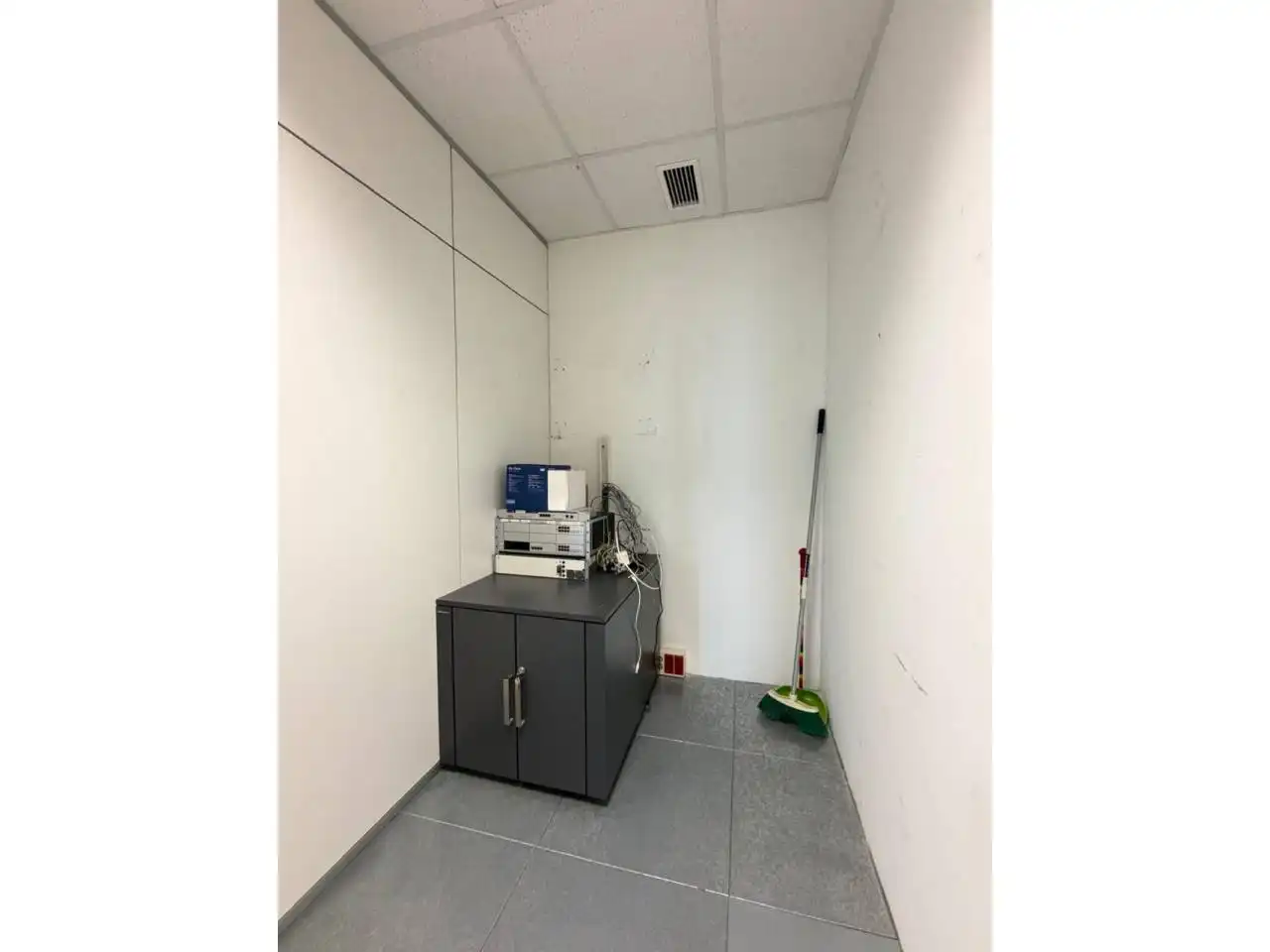 Büro zur Miete in Badalona mit Klimaanlage, Heizung und Alarm