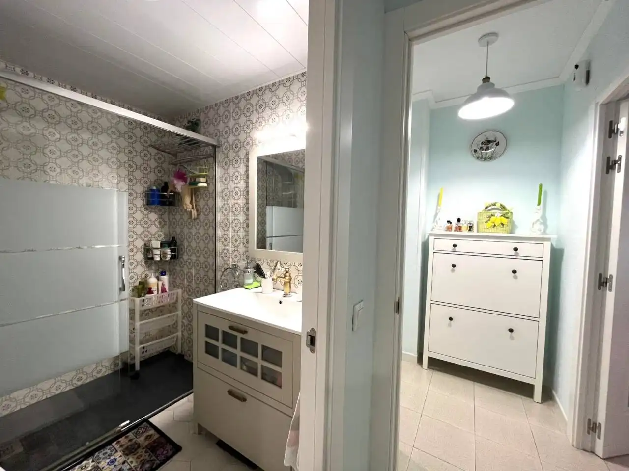 Bathroom of Flat for sale in Girona  with Air Conditioner, Heating and Terrace